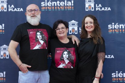 Marián Tirado, Antonio Mañas y Ángeles Mañas, incondicionales fans lucen una camiseta de la gira '50 años'.