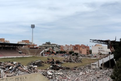 Las escaleras de bajada a la tribuna.