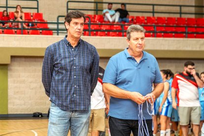 El pechinero Juanjo Salvador y el directivo del CD Roquetas.