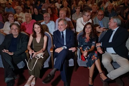 Autoridades en el Auditorio Maestro Padilla.