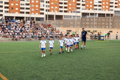 Los pequeños jugadores desfilando.
