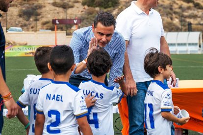 Saludando a los jugadores.