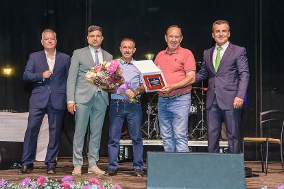 Persona mayor del municipio: María Fuentes Ridao, vecina de la barriada del Llano de Don Antonio, que cumplirá 101 años en noviembre siendo un ejemplo para familia y vecinos. Recogieron el reconocimiento sus hijos Pedro y Juan García Fuentes.