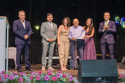 Toda una vida: Diego Caparrós Barragán, artesano zapatero cuya dedicación ha trascendido fronteras gracias a sus originales sandalias y cuyo negocio permanece en la familia.