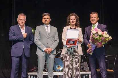 Cultura: Carmen Moreno Cid, maestra muy querida del CEIP Simón Fuentes, ya jubilada tras dedicar su vida a la enseñanza de numerosas generaciones. Recogió el reconocimiento Ramona Sáez Hernández, directora actual del CEIP, alumna y compañera de Carmen.