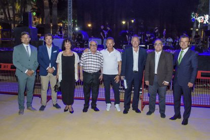 Foto de familia tras los actos en el Parque Andaluz.