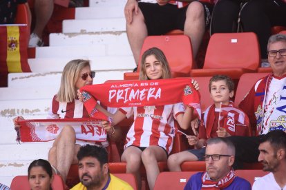 Al fútbol hay que ir luciendo con orgullo los colores del Almería.