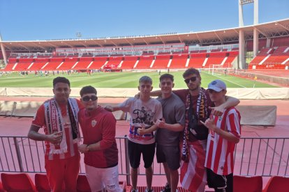 La foto de Moha y sus amigos que llegó a la redacción de LA VOZ.