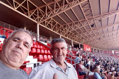 Macua y Juan Bravo, grandes amigos y muy futboleros.