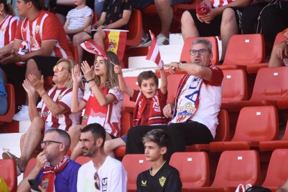 Hasta banderas de España se vieron en la grada rojiblanca.