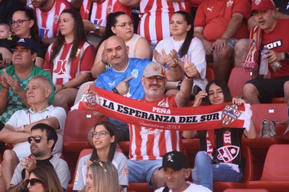 La peña La Esperanza del Sur con el Almería.