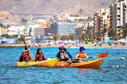 Piragüismo al lado del cable inglés.