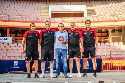 Posando con el reconocimiento del ayuntamiento. 