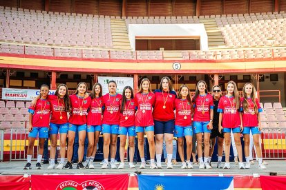 Las jugadoras en el escenario con su obsequio. 