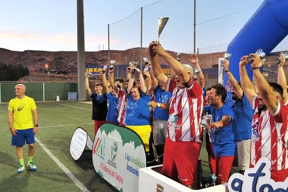 Levantando la copa de subcampeones.