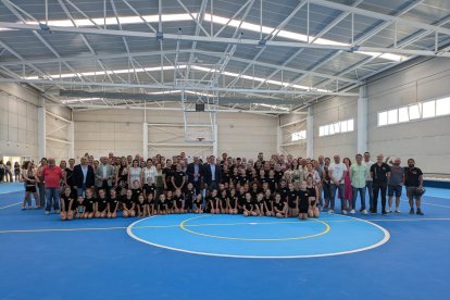 Autoridades municipales y provinciales junto a miembros de las escuelas deportivas en la inauguración.