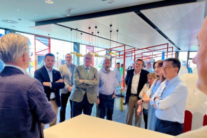 Los directivos de McDonald\'s España enseñan a las autoridades almerienses las nuevas instalaciones.