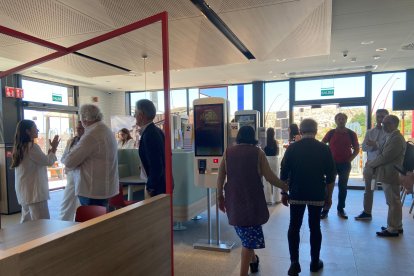 Primeros clientes del nuevo McDonald's.