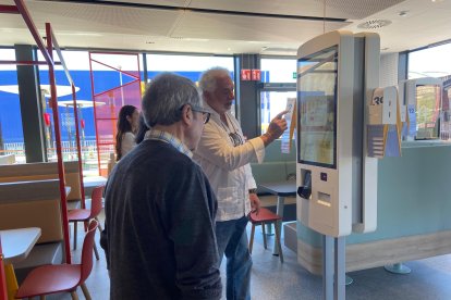 Un cliente pide su comida a través de la pantalla habilitada para ello en el nuevo McDonald's de Almería.