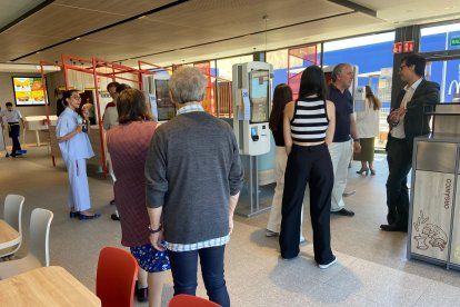 Primeros clientes del nuevo McDonald's.