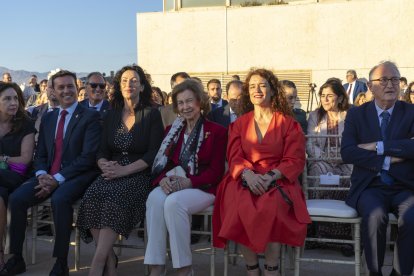 Javier A. García, presidente de la Diputación de Almería, María del Mar Vázquez, alcaldesa de Almería, y Eva Ortega-Paíno,secretaria general de Investigación del Ministerio de Ciencia, Innovación y Universidades, junto a la Reina Sofía.