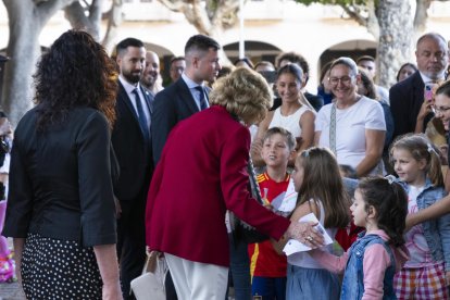 Doña Sofía se ha parado a saludar a los pequeños que le han llevado dibujos y regalos.