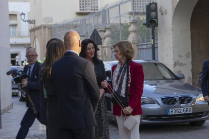 Su Majestad es recibida por la alcaldesa de Almería y la secretaria general de Investigación del Ministerio de Ciencia, Innovación y Universidades.