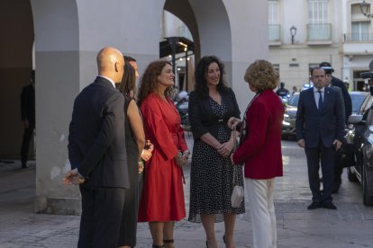 Su Majestad es recibida por la alcaldesa de Almería y la secretaria general de Investigación del Ministerio de Ciencia, Innovación y Universidades.