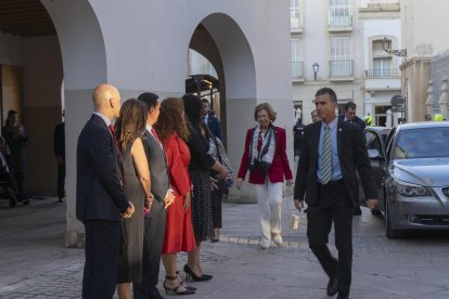 Pascual Sánchez, Mª Ángeles Pérez, Javier A. García, Eva Ortega y María del Mar Vázquez reciben a la Reina Doña Sofía.