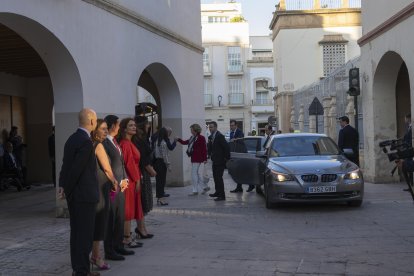 Pascual Sánchez, Mª Ángeles Pérez, Javier A. García, Eva Ortega y María del Mar Vázquez reciben a la Reina Doña Sofía.