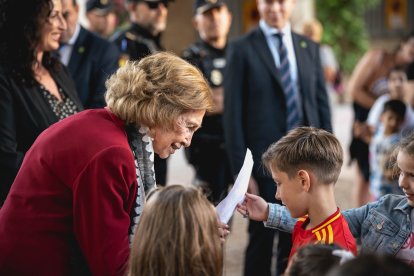La reina Sofía recibiendo regalos de los más pequeños.