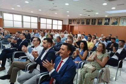 Autoridades políticas, representantes empresariales, premiados y familiares.