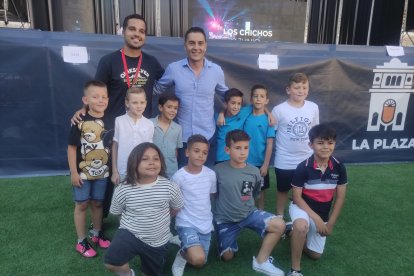 Francisco con los niños de la Escuela EDA. 