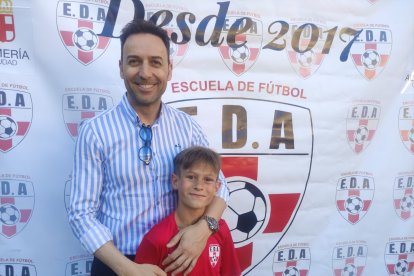 Ricardo Céspedes, Gerente de LA VOZ de Almería y Cadena SER, con una estrella de la Escuela EDA.