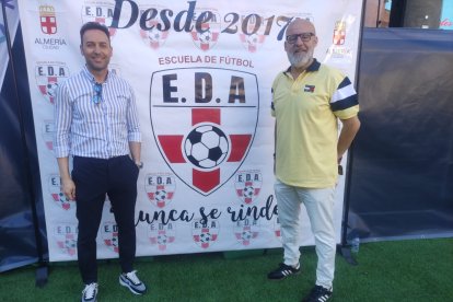 Ricardo Céspedes, Gerente de LA VOZ de Almería y Cadena SER, con Juan Antonio Miranda, director y presidente de la Escuela EDA, en una tarde-noche mágica en la Plaza de Toros de Almería.