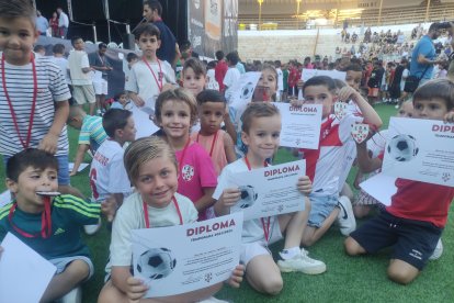 Las futuras estrellas posan para LA VOZ de Almería con sus diplomas y sus medallas de campeones después de un curso muy positivo con grandes monitores.
