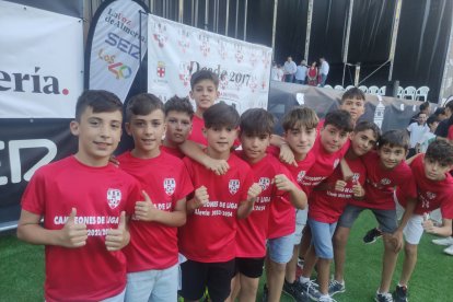 La base pisa fuerte y uno de los equipos subió al escenario con sus camisetas de campeones en la 23-24.
