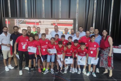 lLa base pisa fuerte y uno de los equipos subió al escenario con sus camisetas de campeones en la 23-24.
