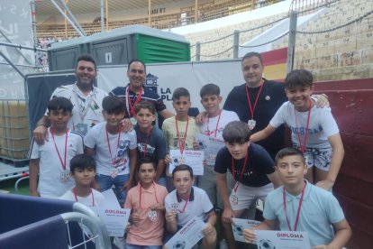 Los canteranos encantados después de recibir sus diplomas y las medallas por la gran temporada.