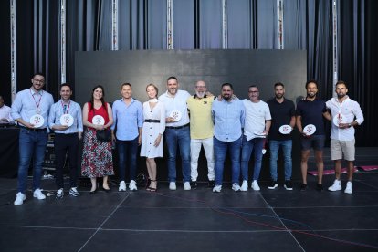 Autoridades y deportistas que apuestan por la Escuela EDA. FOTO: Arturo Gómez. 