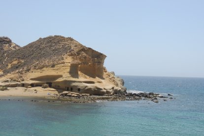 Una de las puntas de la cala y sus rocas.