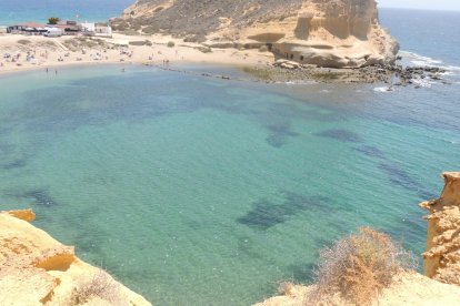 Hay senderos desde donde se puede ver perfectamente la playa.