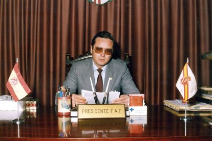 Nicolás Uclés a comienzo de los años 80 en su despacho de la RFAF.