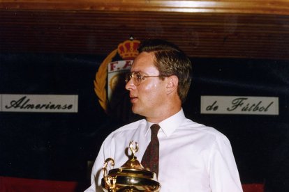 En el año 1994 entregando un trofeo.