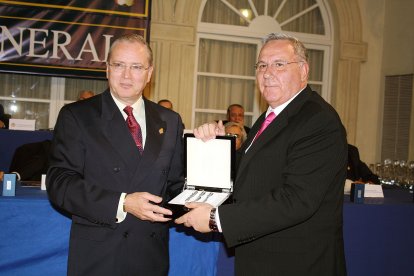 En su última Asamblea de la RFAF en 2008 entregando una placa a Manolo García.
