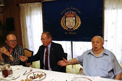 Levantando la copa y a su lado dos de los más grandes del fútbol almeriense.