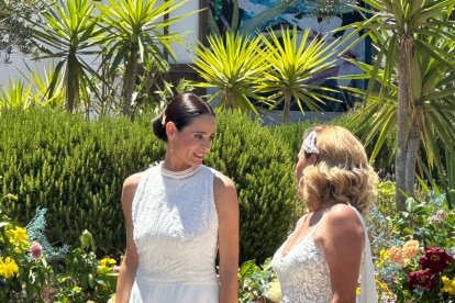 María del Mar García Lorca (PP) y Sonia Ferrer (PSOE) durante su boda.