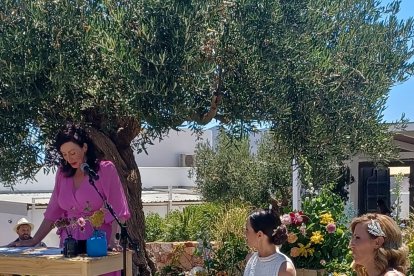 Sonia Ferrer (PSOE) y María del Mar García Lorca (PP), durante su boda. María del Mar Vázquez fue la maestra de ceremonias.