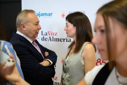 Pedro Manuel de la Cruz, director de La Voz de Almería, charlando con Rosario Soto, presidenta de la Autoridad Portuaria.