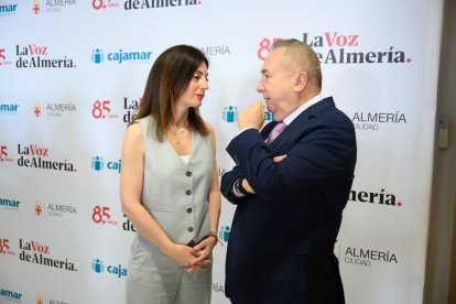 Pedro Manuel de la Cruz, director de La Voz de Almería, charlando con Rosario Soto, presidenta de la Autoridad Portuaria.